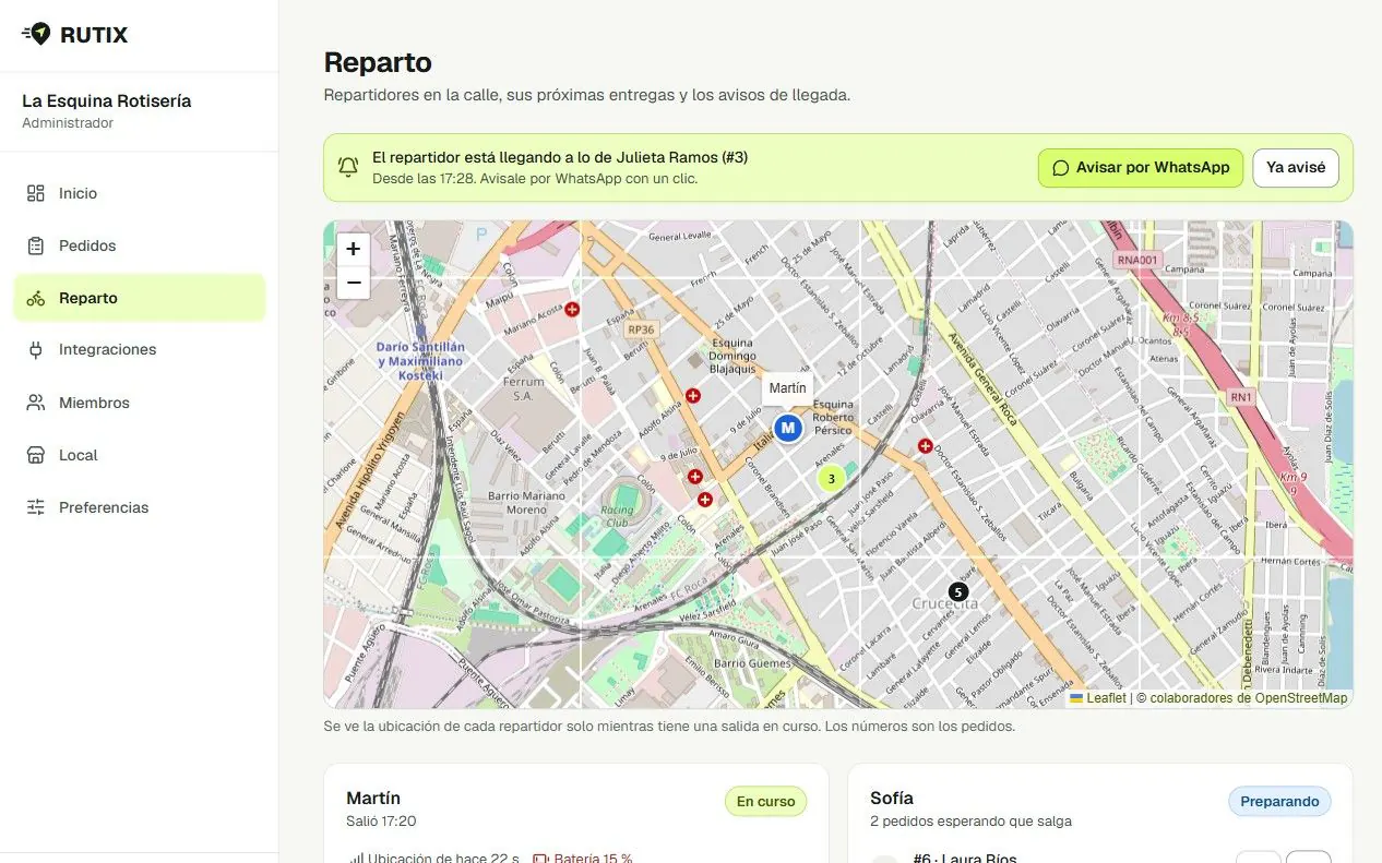 Vista Reparto del panel de RUTIX: aviso de que el repartidor está llegando a lo de una clienta con el botón «Avisar por WhatsApp», mapa con su posición y las salidas en curso y en preparación.